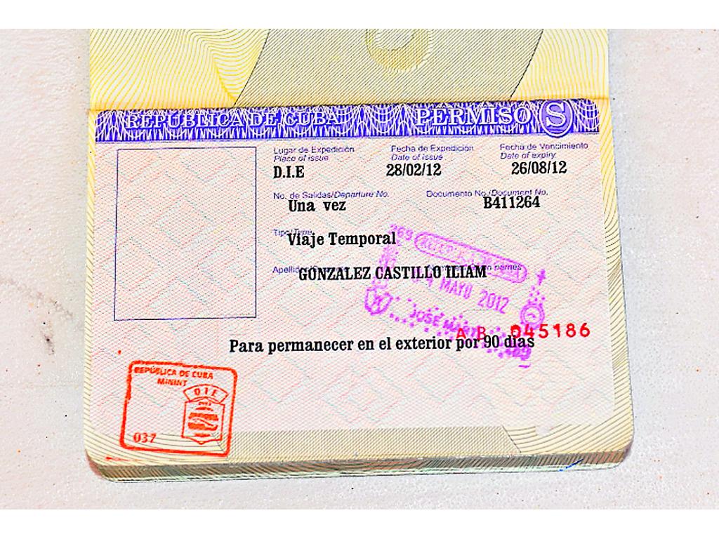 Documento. Permiso de salida al extranjero desde Cuba.(EFE)