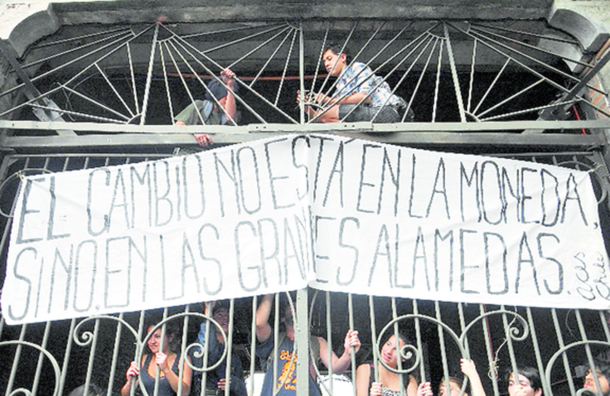 Estudiantes se toman el centro de campaña de Bachelet.(EFE)