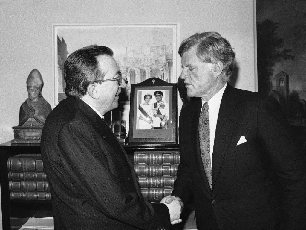 En mayo de 1987 el ministro de Asuntos Exteriores italiano, Giulio Andreotti, a la izquierda, y el senador Ted Kennedy, Edward se dan la mano durante su reunión en Roma.