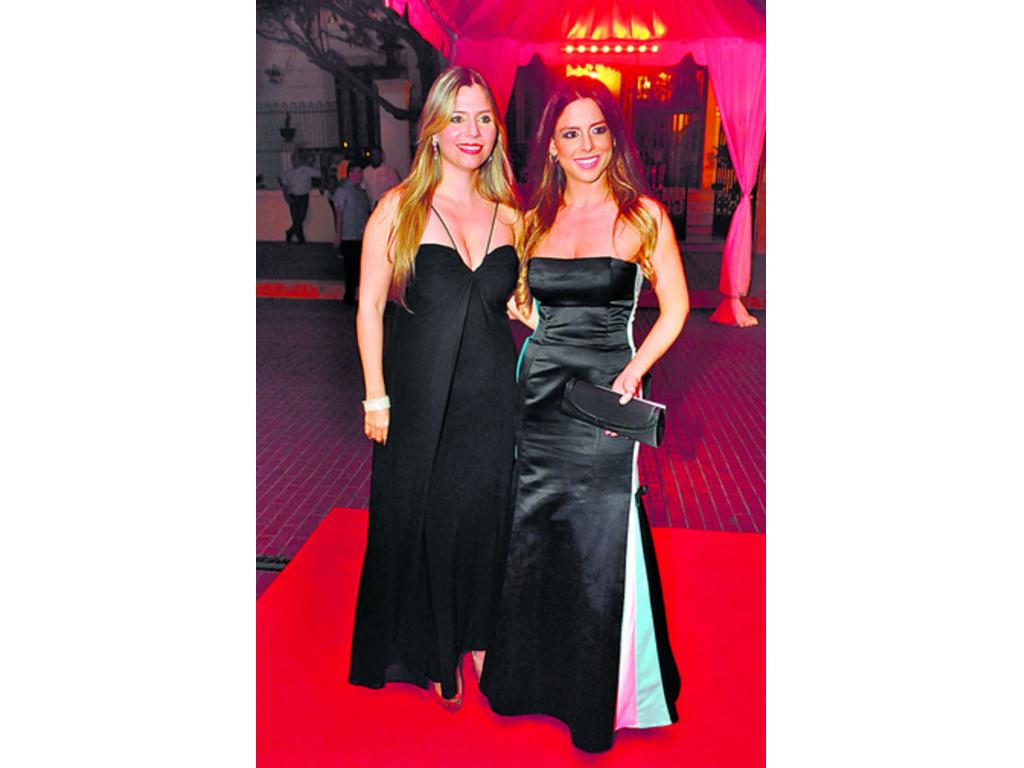 Strapless. Estas dos féminas apostaron por el negro, un color que no se resiste a quedarse en el olvido y que, se puede decir, que cae con todo. Una de ellas eligió un atuendo con detalles de blanco y celestes en ambos lados.