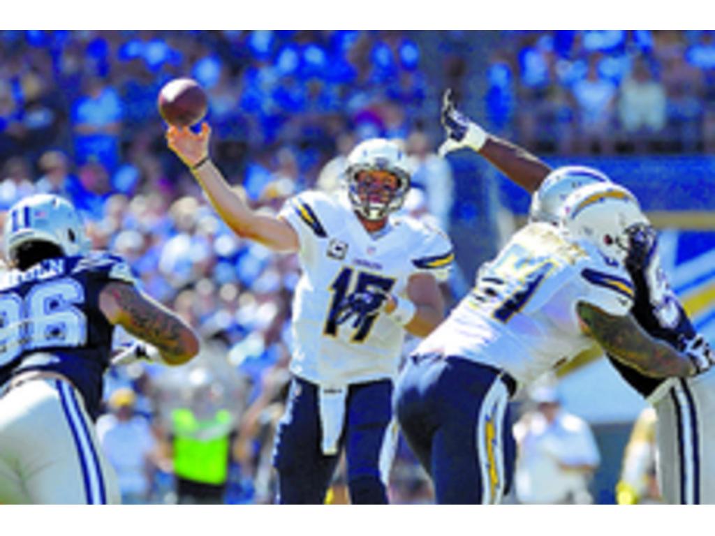 Philip Rivers lanzó para 401 yardas y tres touchdowns, incluyendo un pase de 56 yardas a Antonio Gates, y los San Diego Chargers vinieron de atrás para vencer, 30-21, a los Dallas Cowboys, ayer.(AP)