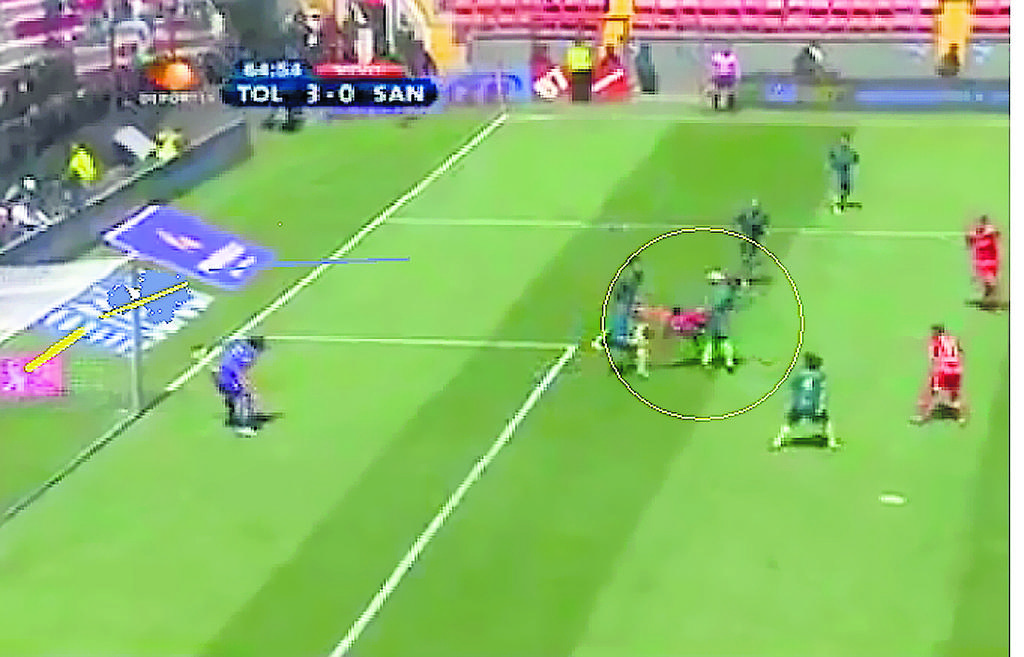 2012. El panameño volvió a marcarle ayer de chilena a Sánchez, en la Liga MX.()
