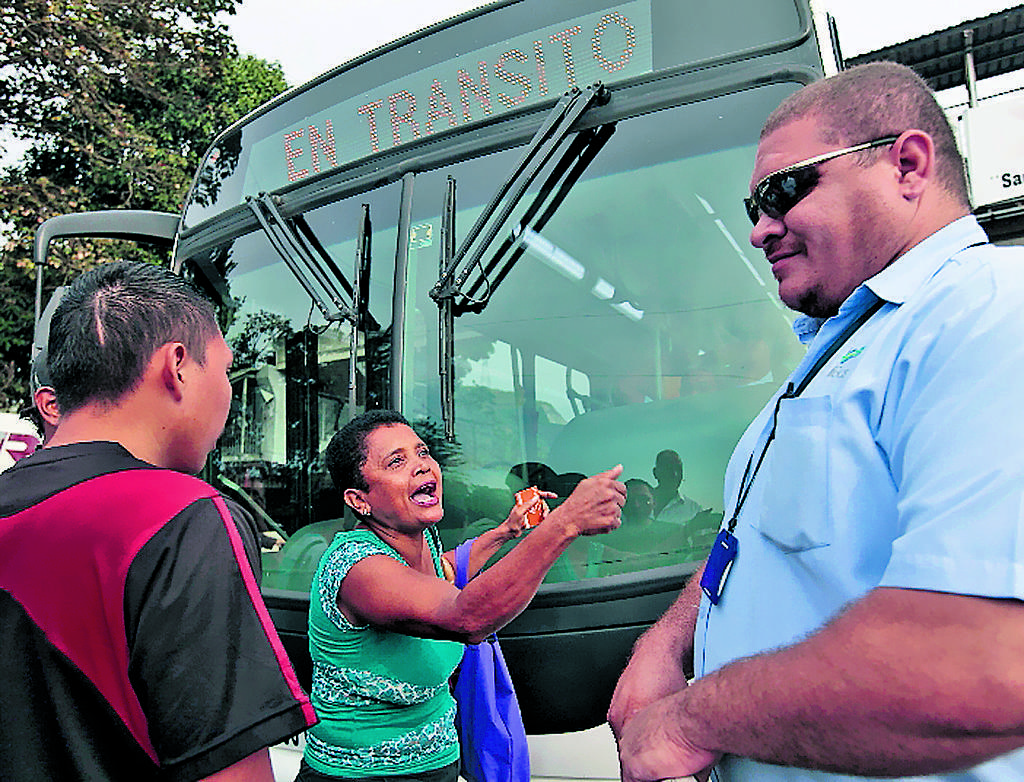 Acción. Usuarios fueron bajados del metrobús.(Noriel Gutiérrez)