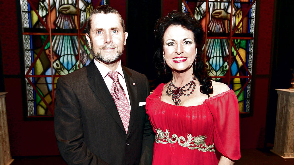 Michael John Holloway e Irena Sylya.()