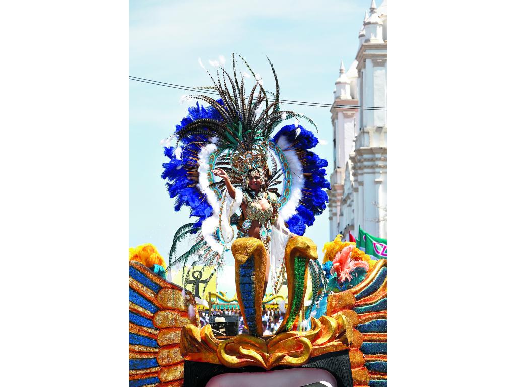 Por otro lado, S.R.M. Astrid Lorena Pinto, soberana de Calle Arriba de Chitré, llegó a los culecos ataviada con un vestuario dos piezas, trabajado con detalles de pedrería, plumas en azul y blancas. ¡Una bella diosa!()