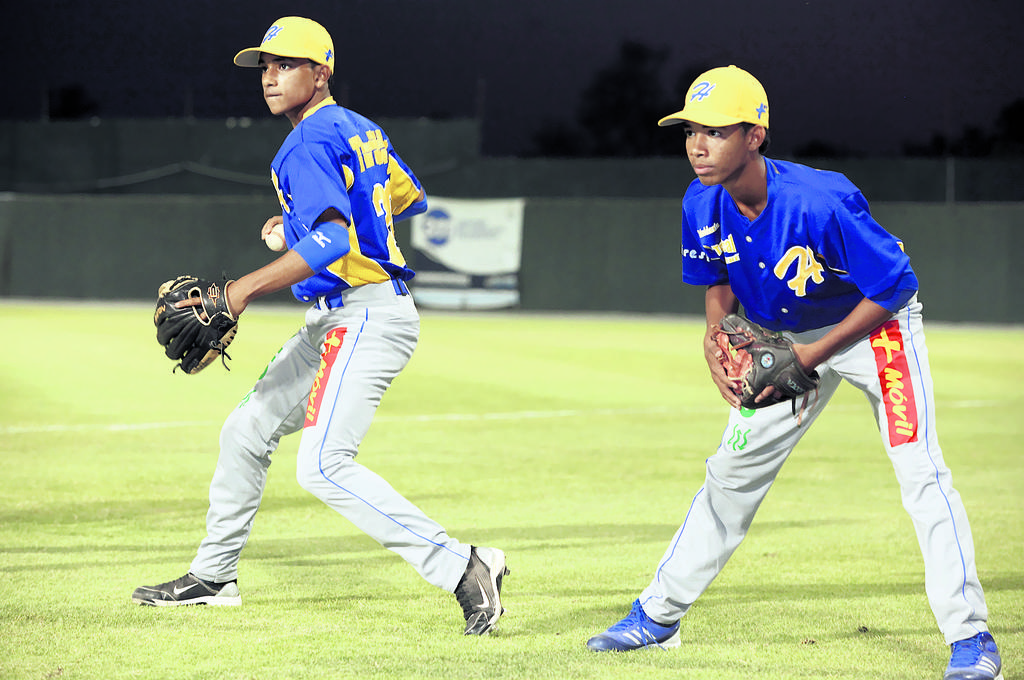 Herreranos. Rubiel Moreno (Izq.) y Gertudis Tello se alternan en la segunda base.(Anayansi Gamez)