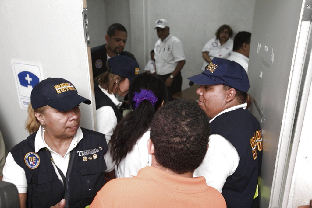 Trabajo. Los delegados tuvieron que tratar de controlar a los presentes para evitar más enfrentamientos.(Noriel Gutiérrez)