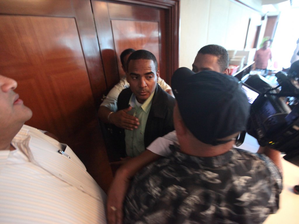 Momentos en que se registra el incidente entre el camarógrafo de Tvn y uno de los seguridad. Foto/Eric Barrios.<br>