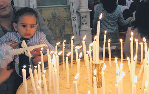 <p>Fe. Devotos de la comunidad católica de Siria, encienden velas durante los actos de celebración de la Pascua.</p>
