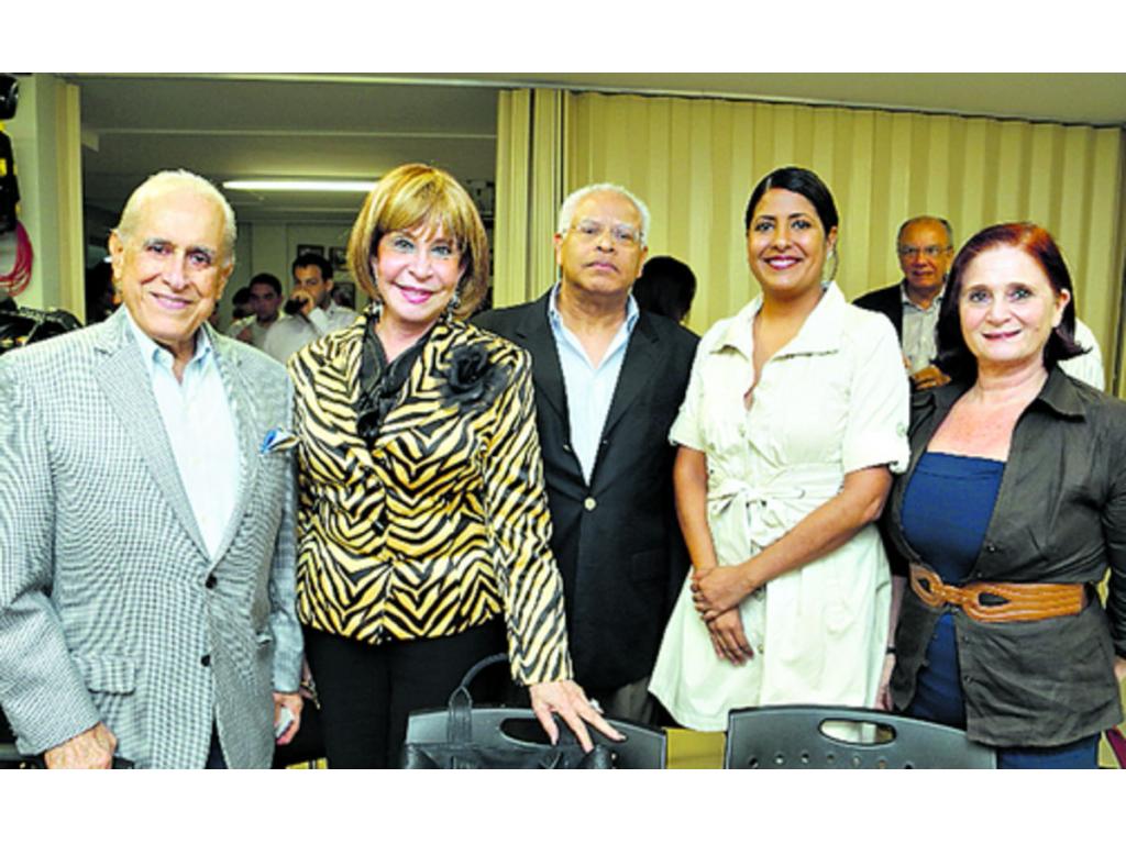 5. Luis H. Moreno, Pinky Van Der Hans, Moisés Veliz, Natalia Young y Anny Fraynd.