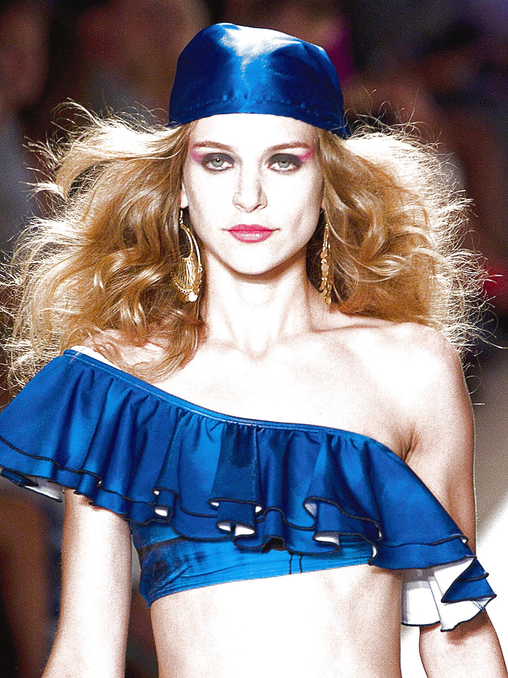 Accesorios. Los aretes en dorados son los más usados. ()