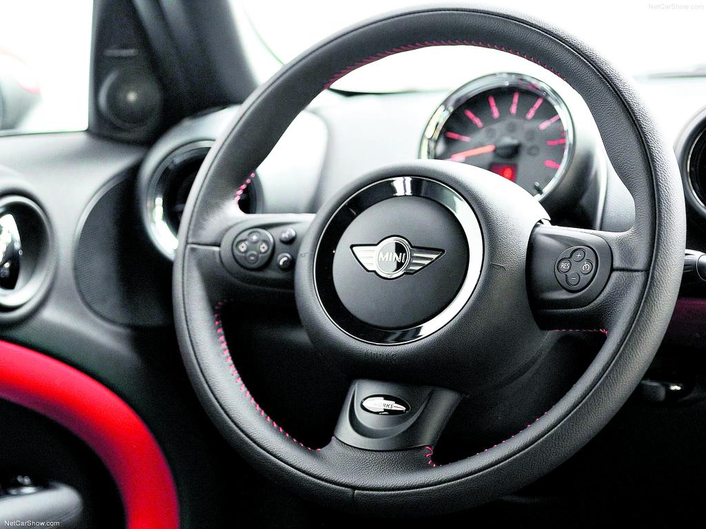 Para mayor facilidad de manejo, el moderno Mini John Cooper Works viene equipado con controles en el timón, desde el cual se pueden manipular funciones del vehículo como cambiar el sistema de audio y activar el Bluetooth. ()