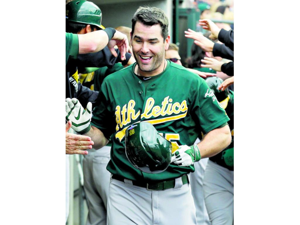 Seth Smith llega a la cueva, tras pegar su cuadrangular.(AP)