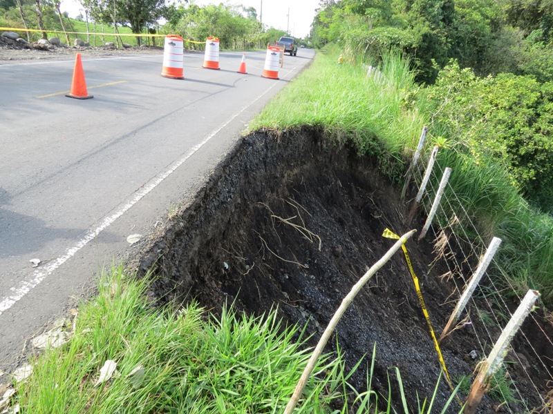 Producto de la fuertes lluvias que se han registardo en el área, se colocarán gaviones para proteger la carretera. Foto/Cortesía Mop.<br>
