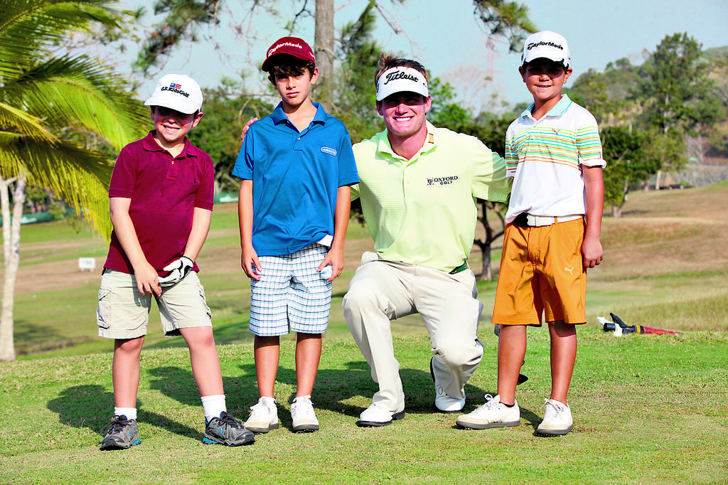 4. El golfista John Peterson posa para las cámaras con sus pupilos.