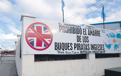 <p>Lucha. En el área está prohibida la llegada de barcos británicos.</p>