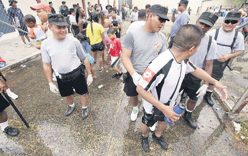 <p>Seguridad. La Policía utilizó el Pele police en las entradas.</p>