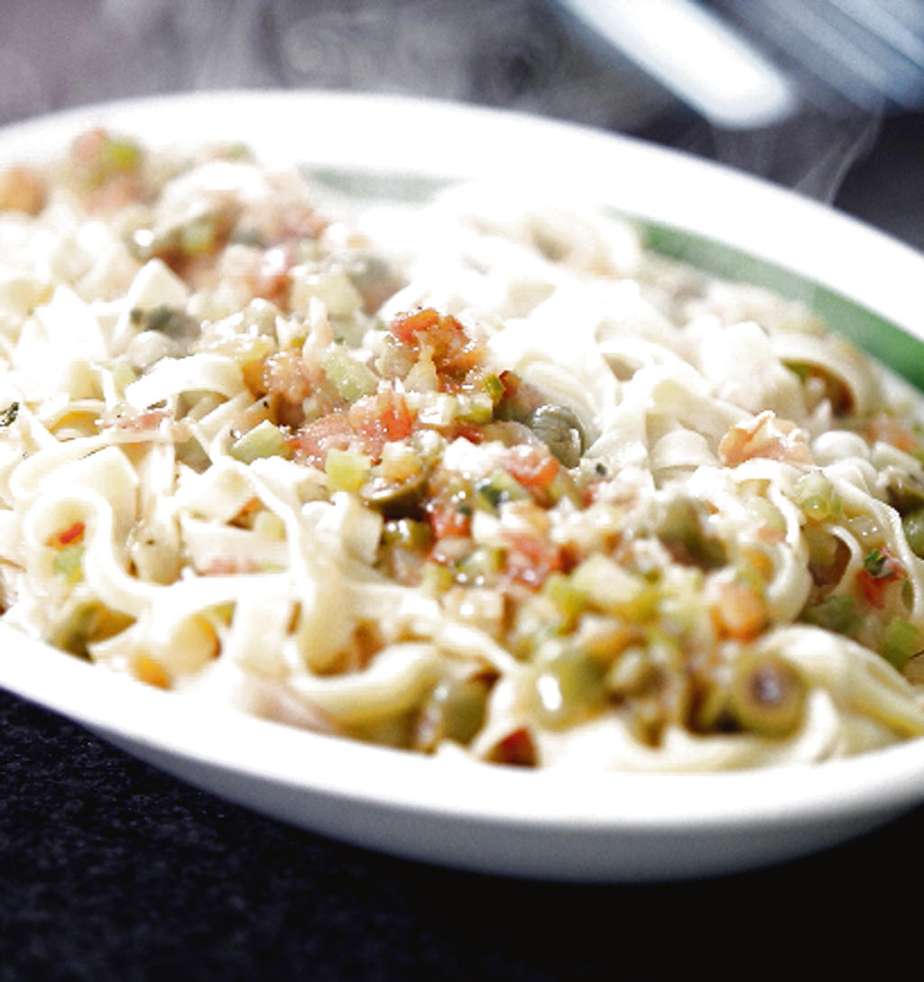 Añada esta mezcla a la pasta ya escurrida, y viértale por encima el queso parmesano rallado. ()