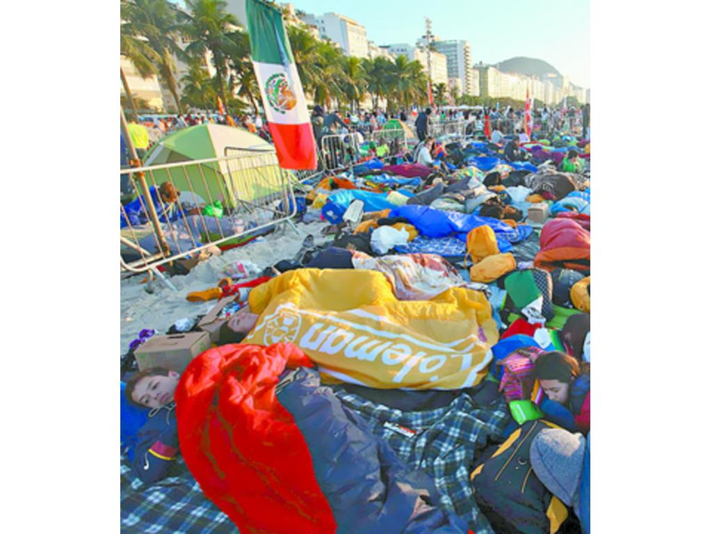 Miles de jóvenes se tomaron la playa de Copacabana en una de las vigilias más grandes vistas en cualquier Jornada Mundial de la Juventud.(EFE)