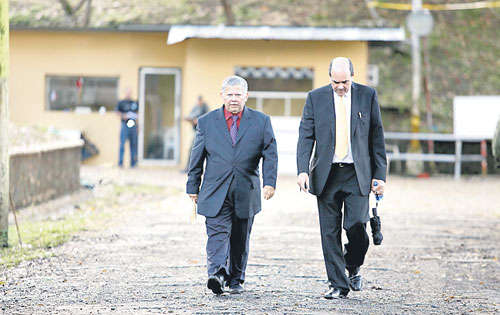 <p>Reunión. El abogado Julio Berríos visitó ayer a su cliente.</p>