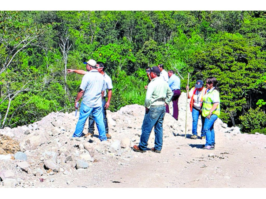 Técnicos del MOP evalúan los daños en las vías por los derrumbes.(Miguel Contreras )