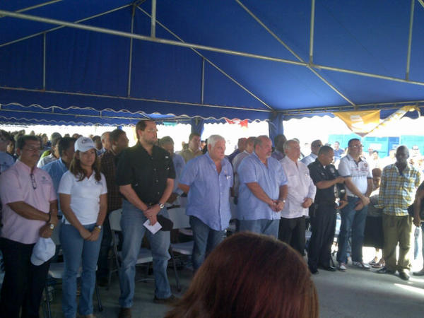 El presidente de la República, Ricardo Martinelli y el ministro de Vivienda y Ordenamiento Territorial (MIVIOT), José Domingo Arias junto a otras autoridades de la provincia de Colón en el acto de entrega de los apartamentos. Foto/Cortesía<br><br>