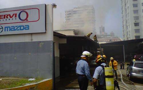 Bomberos acuden al lugar del siniestro. Foto/Víctor Arosemena