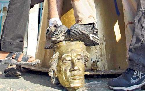 <p>Venganza. Bailan en la cabeza de Muamar el Gadafi.</p>