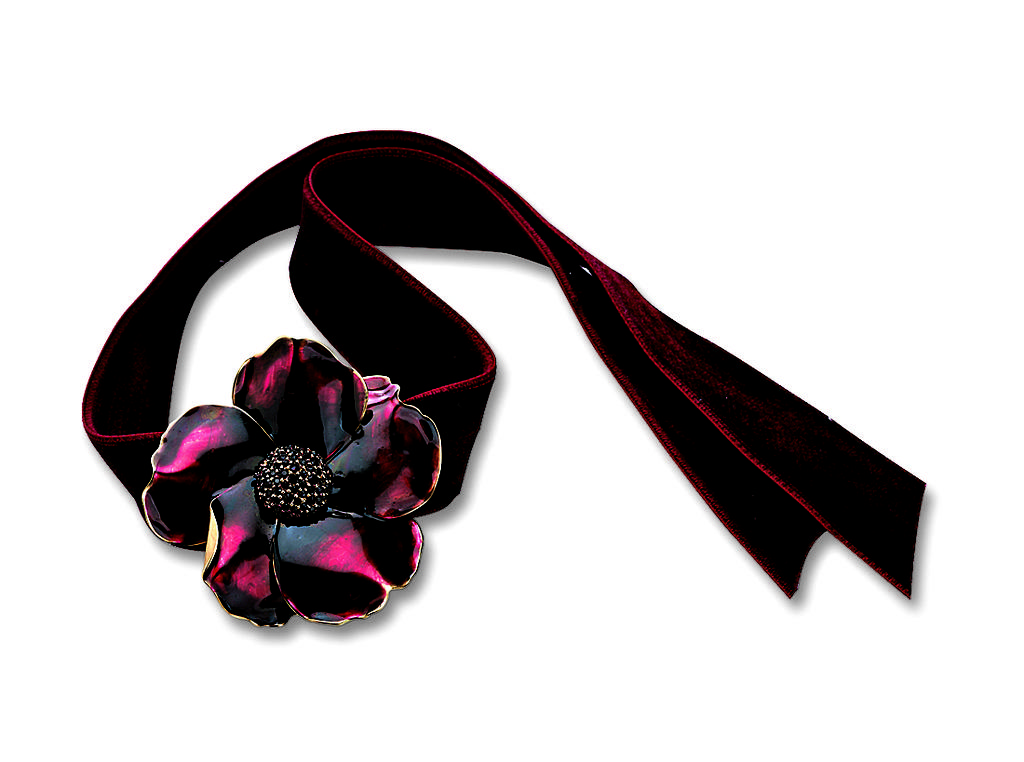 Salvatore Ferragamo. Gargantilla con dije de una flor.(Cortesías.)