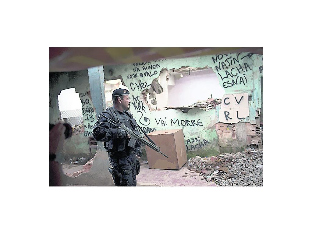 Inquietud. Un agente policial patrulla las calles.(AP)