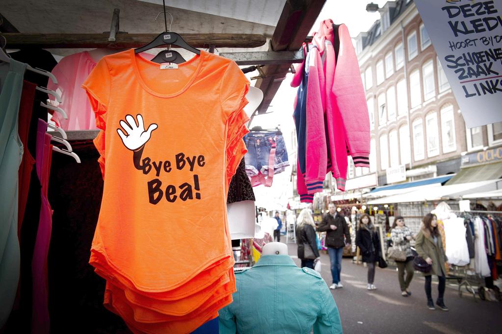 La fachada del teatro DeLaMar en Amsterdam, está adornada con las imágenes de la reina saliente Beatriz y su hijo sucesor al trono Guillermo Alejandro. Foto/ Bloomberg