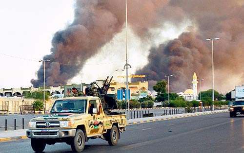 <p>Varios edificios incendiados por los rebeldes.</p>