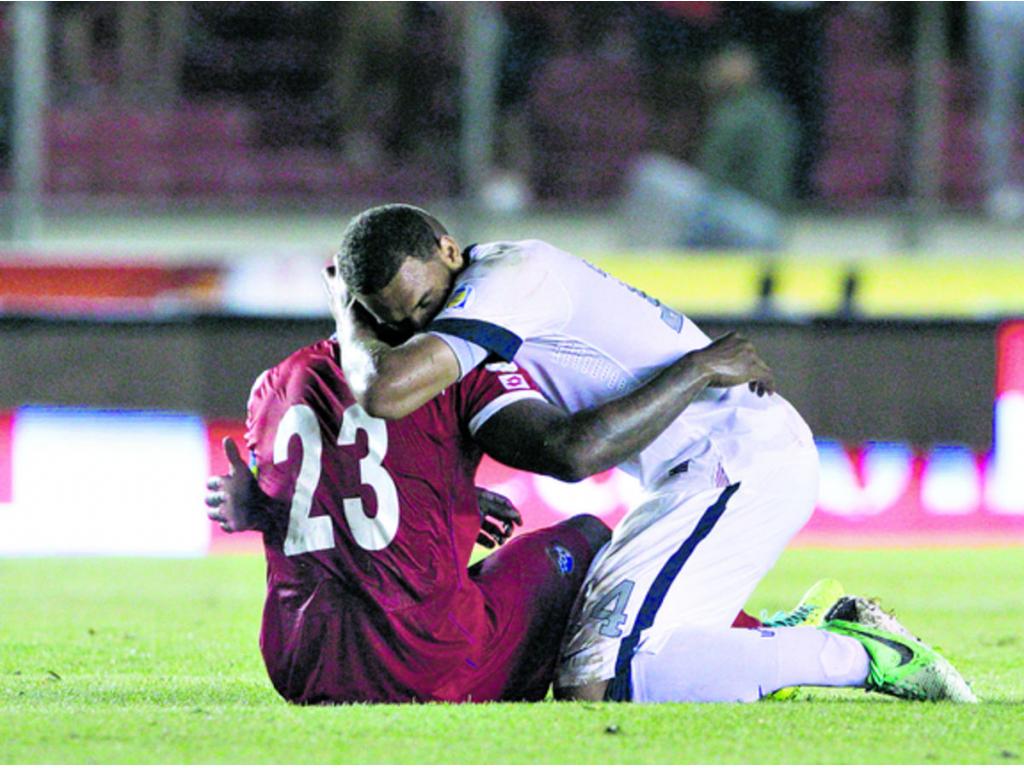 Felipe Baloy (izq.), de Panamá, es consolado por un jugador de la selección de Estados Unidos.(AP)