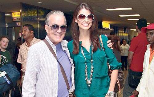 <p>Compañía. Estefanía llegó junto a Gilberto Correa.</p>