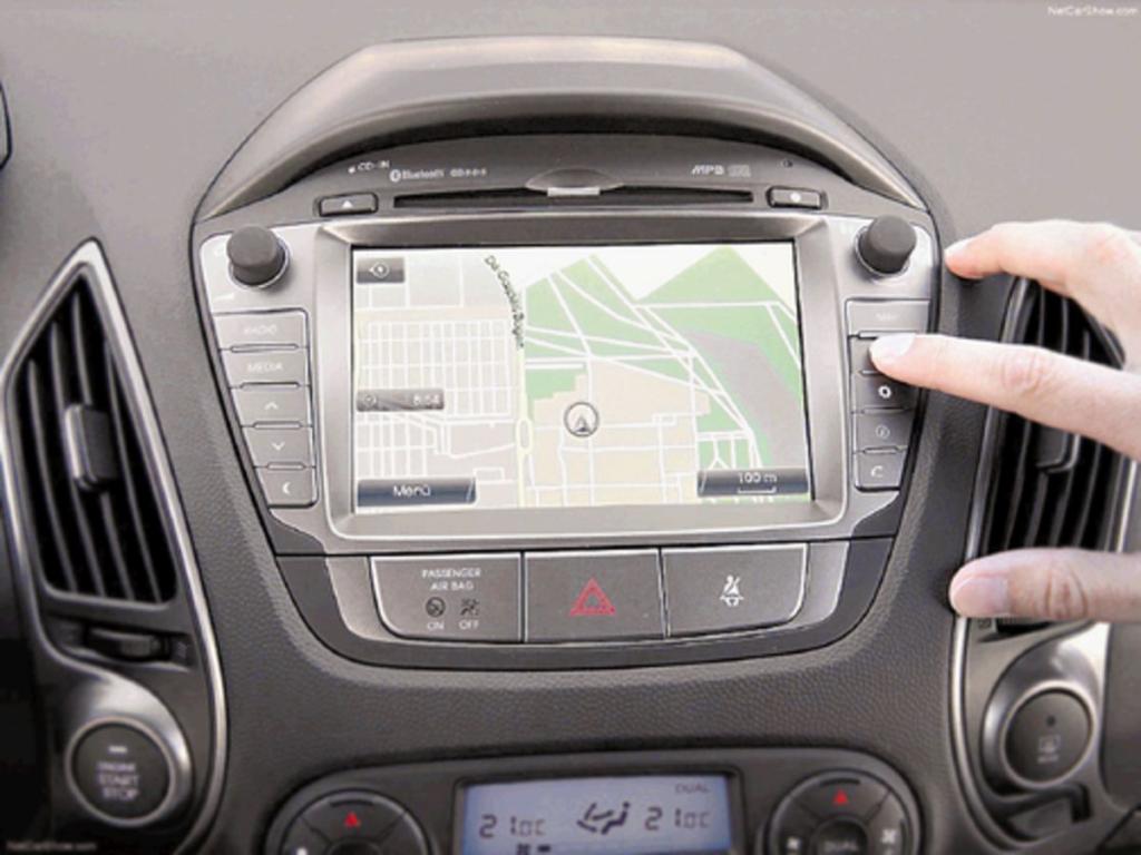 Cuenta con pantalla LCD para manipular funciones del auto y agregarle GPS. ()