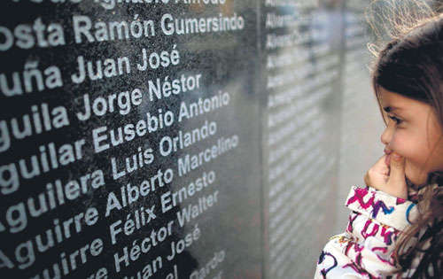 <p></p><p></p><p></p><p>Tristeza. Una niña mira los nombres de los soldados argentinos muertos durante la guerra de las Malvinas.</p>