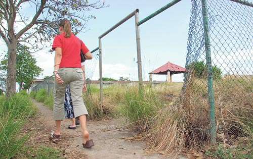 <p>Sucios. En Don Bosco hay abandono de los parques. </p>