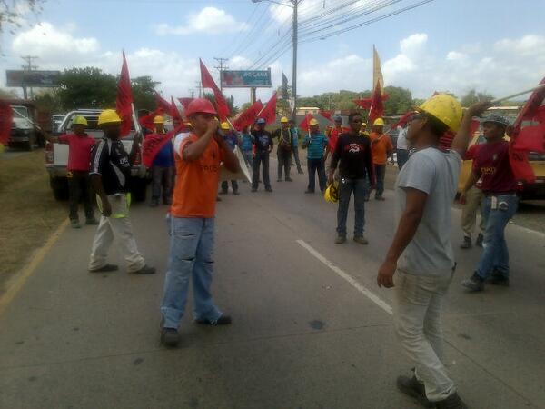 Los manifestantes cerraron los cuatro paños de la vía. Foto/Jesús Simmos