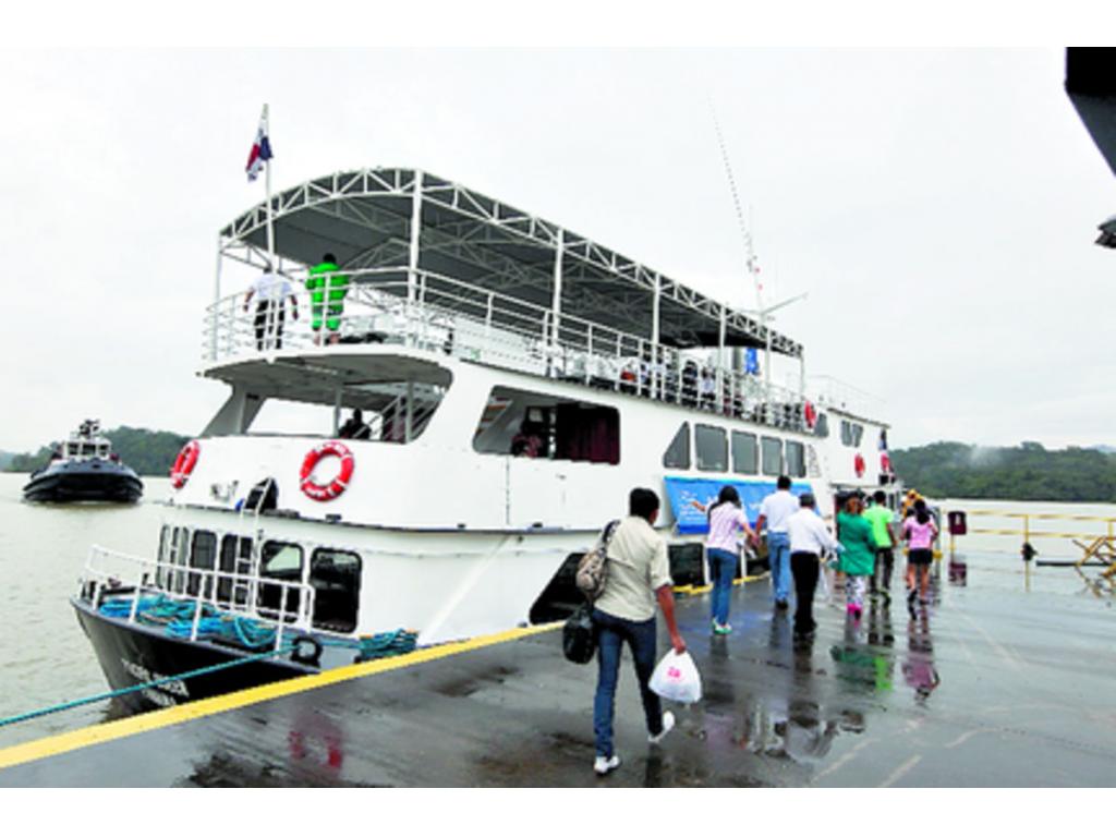 El barco tiene una capacidad para 275 personas. Cuenta con tres pisos, siendo la última al aire libre.