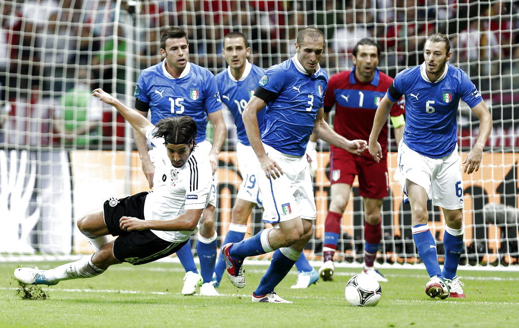 El jugador Sami Khedira (i) de Alemania cae frente a la defensa de Italia. Foto: EFE<br>