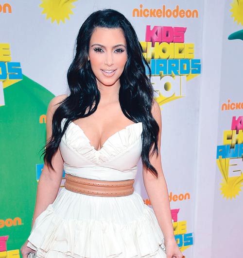 <p>Kim Kardashian, otra de las famosas que está en todos lados, y aunque no canta ni actúa bien, asistió a la ceremonia con un vestido corto en beige y gran escote. En esta ocasión la socialité presentó un premio para no irse en blanco.</p>