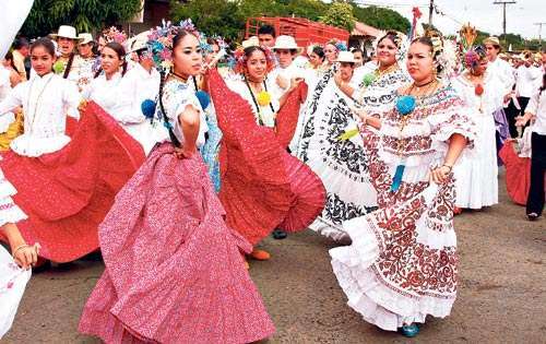 <p>Accesorios.Los tembleques, abanicos y zapatos son solo algunos.</p>