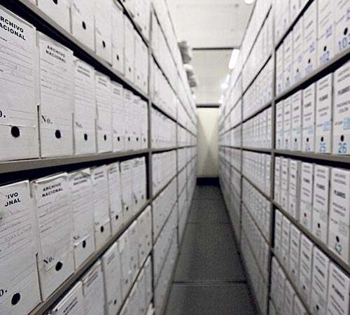 <p>Documentos. Se guardan en cajas libres de acidez. El Archivo invirtió $90 mil en estos archivadores mecánicos.</p>
