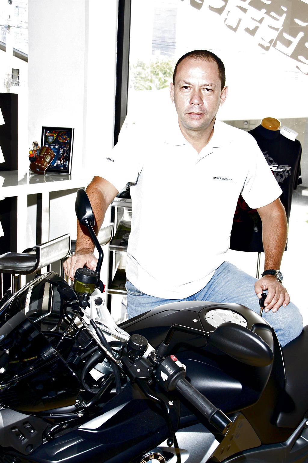 "La K1300R es una moto ideal para los amantes de las aventuras extremas", Glen Martínez, ejecutivo de ventas BMW.(Alcides Rodríguez )