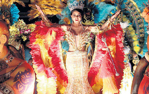 <p>La Diosa del Fuego. A pesar del desperfecto mecánico de su carruaje, Astrid se mantuvo.</p>