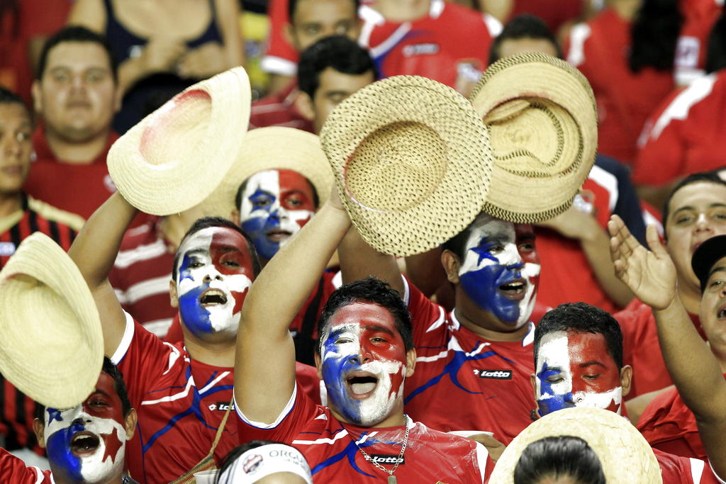 Aficionados celebran el inicio del partido entre las selecciones de Panamá y Canadá. Foto/EFE<br>