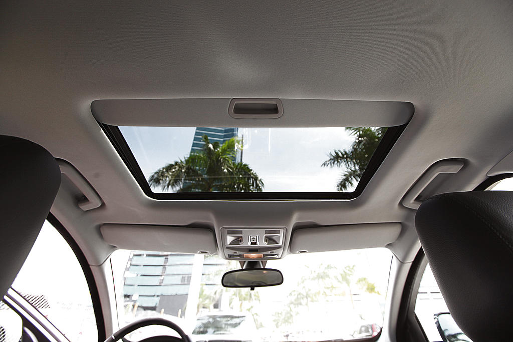 Moderno. El auto cuenta con techo panorámico para una mayor claridad en su interior.()