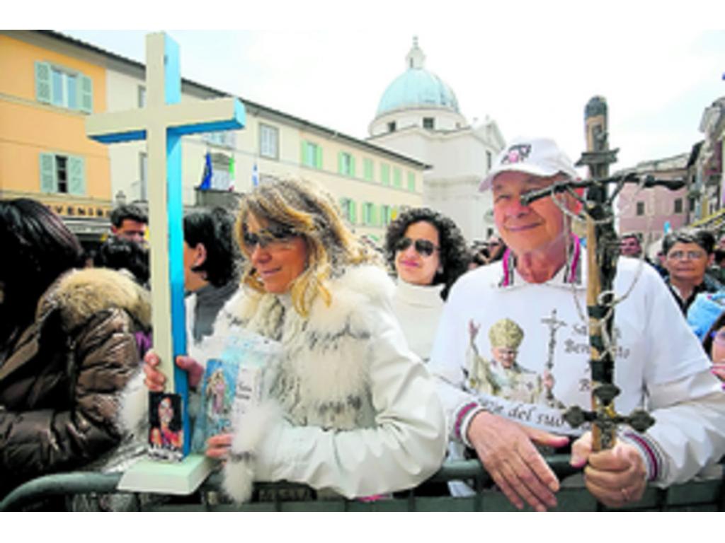 La multitud se reunió en Castel Gandolfo para verlos. (AP)
