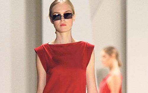 <p>El estampado de gorriones rojos en contraste con el fabuloso gris. </p>