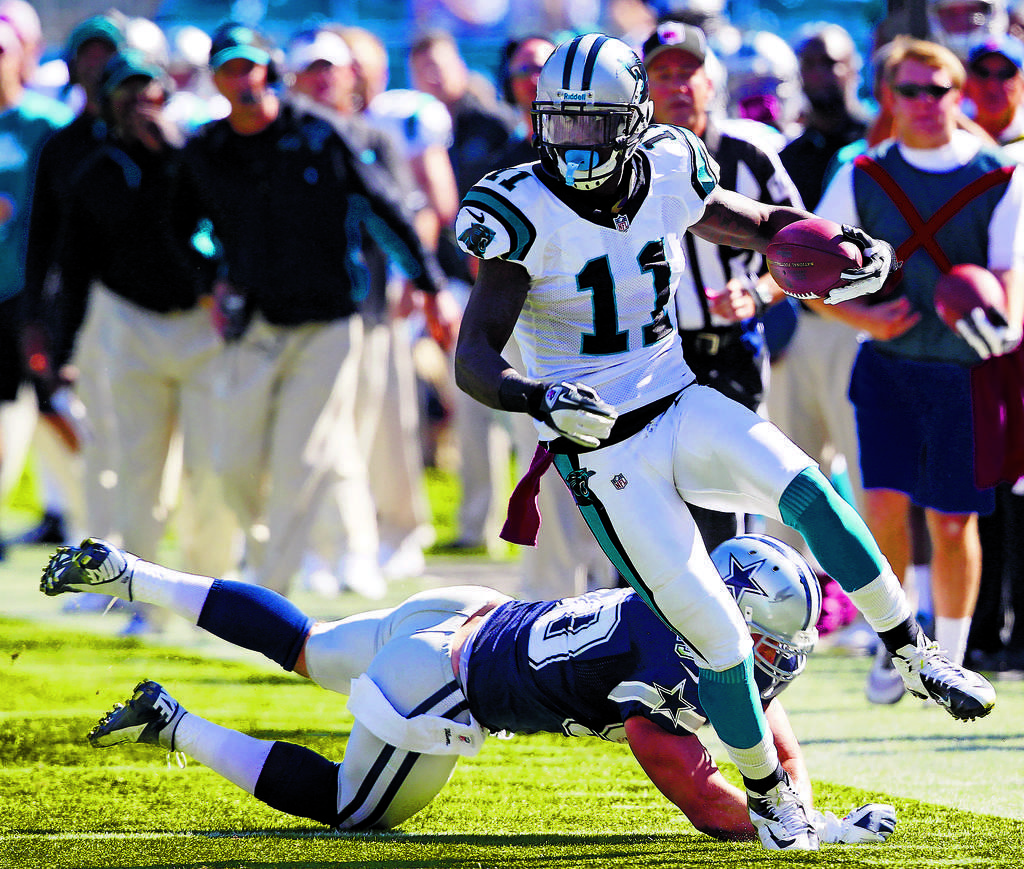 Agilidad. El wide receiver de los Panthers, Brandon LaFell (11), esquiva al linebacker Sean Lee (50), de Dallas.(AP)